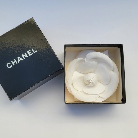 CHANEL classic large white fabric camellia corsage brooch pin. 4.25" wide. - Picture 5 of 15